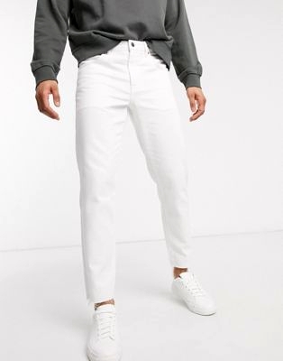 Белые классические джинсы с необработанным
