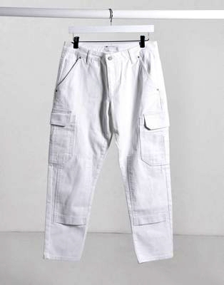 Белые узкие джинсы с карманами