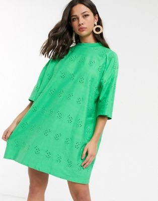 Зеленое платье-футболка в стиле oversized с вышивкой ришелье